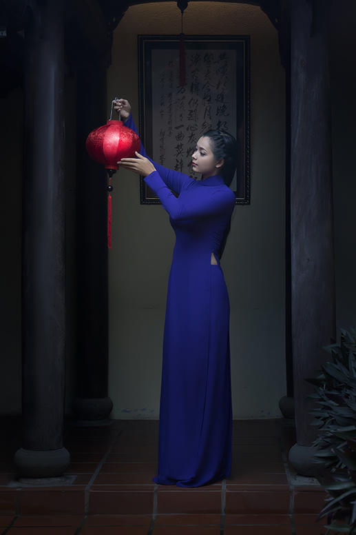 提着灯笼的越南美女模特图片