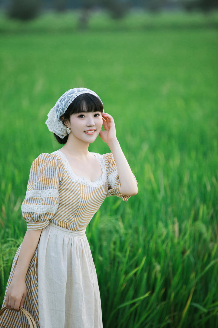 田野里的可爱清纯女生高清养眼护眼美女壁纸图片