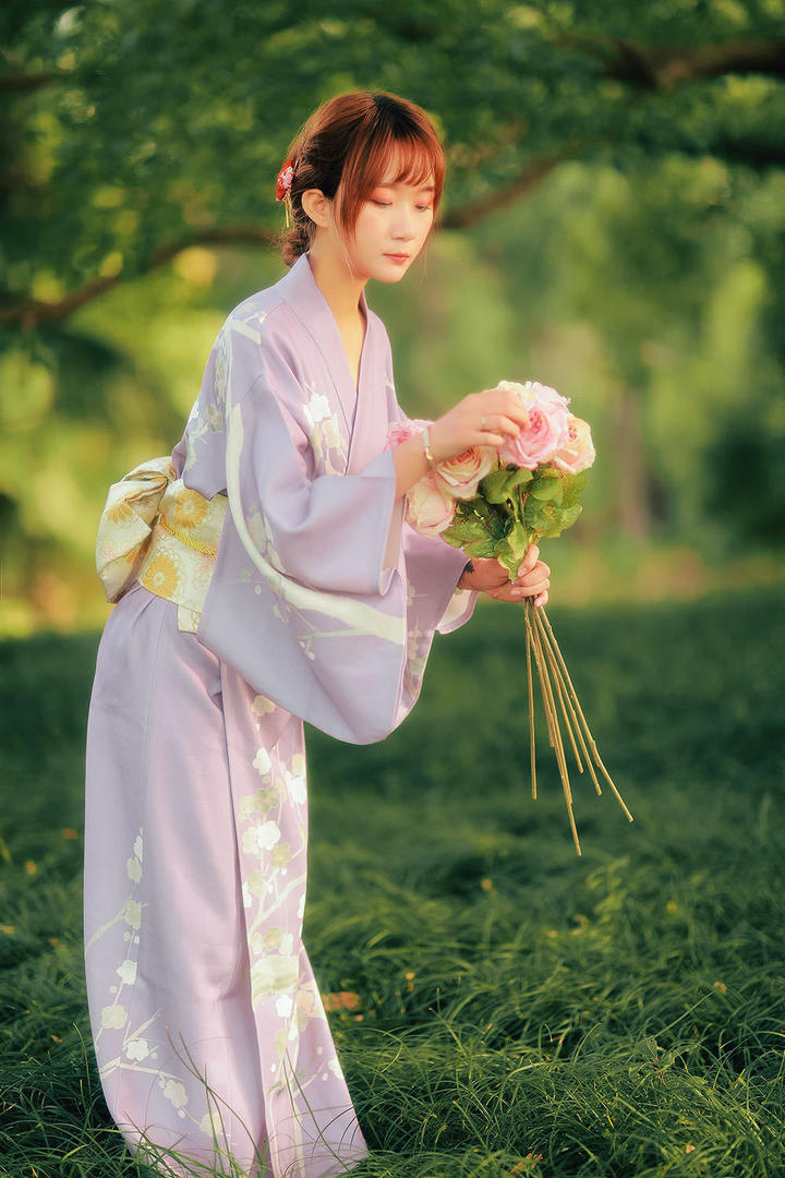 手捧鲜花的日本和服美女户外摄影图片