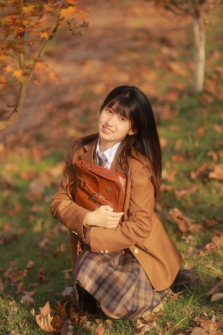 抱着书包的清纯日韩美女学生唯美写真壁纸图片