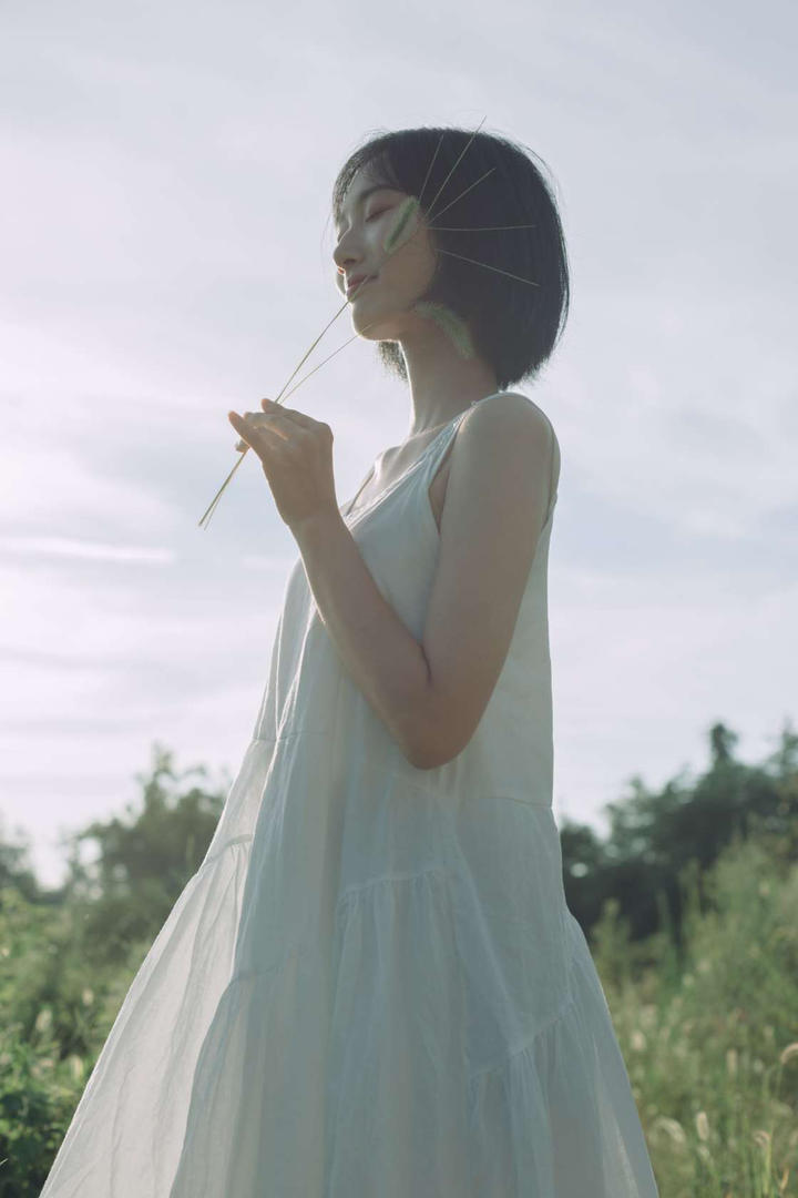 清纯白色连衣裙短发美女户外写真图片