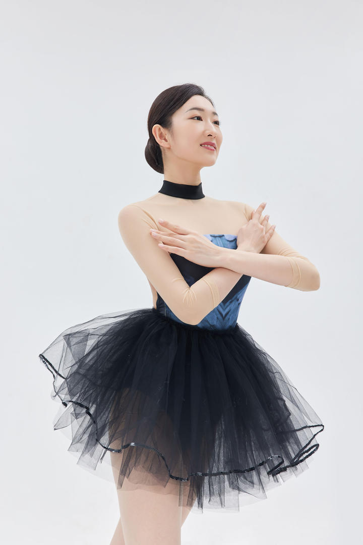 双手抱胸的高清美女跳舞咚咚116美女写真图片