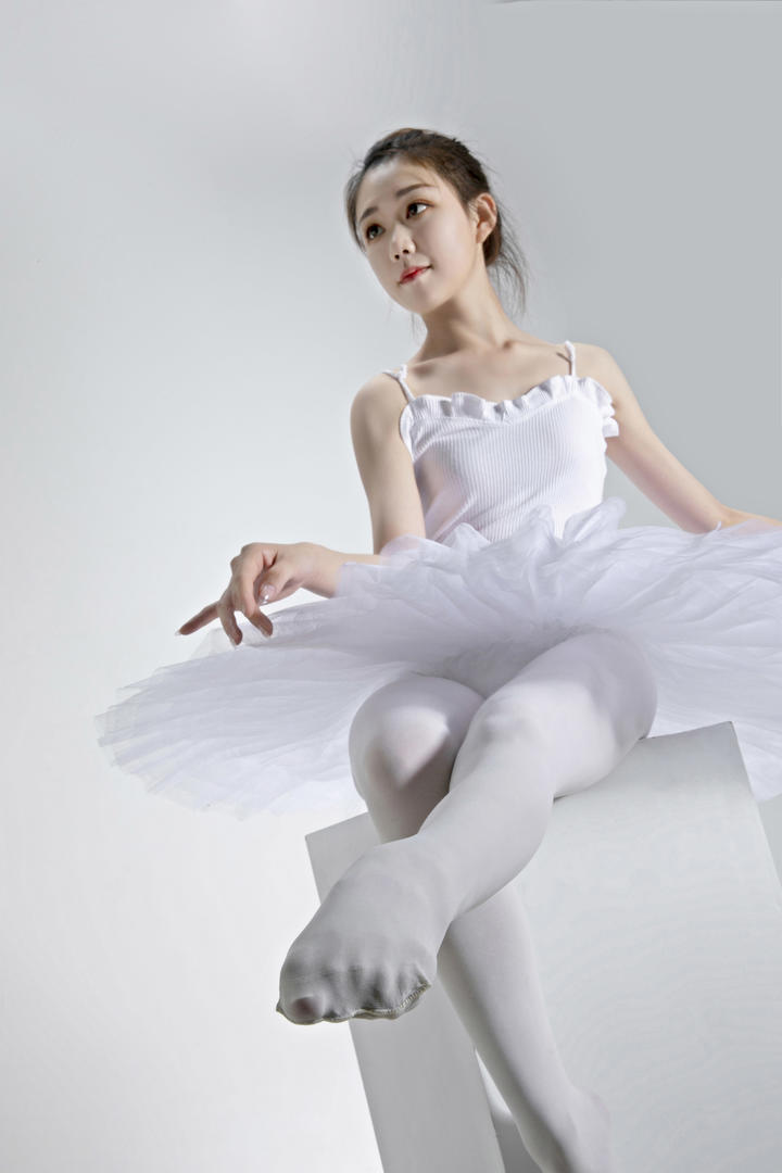 清纯甜美的美女舞蹈老师个人艺术写真照片