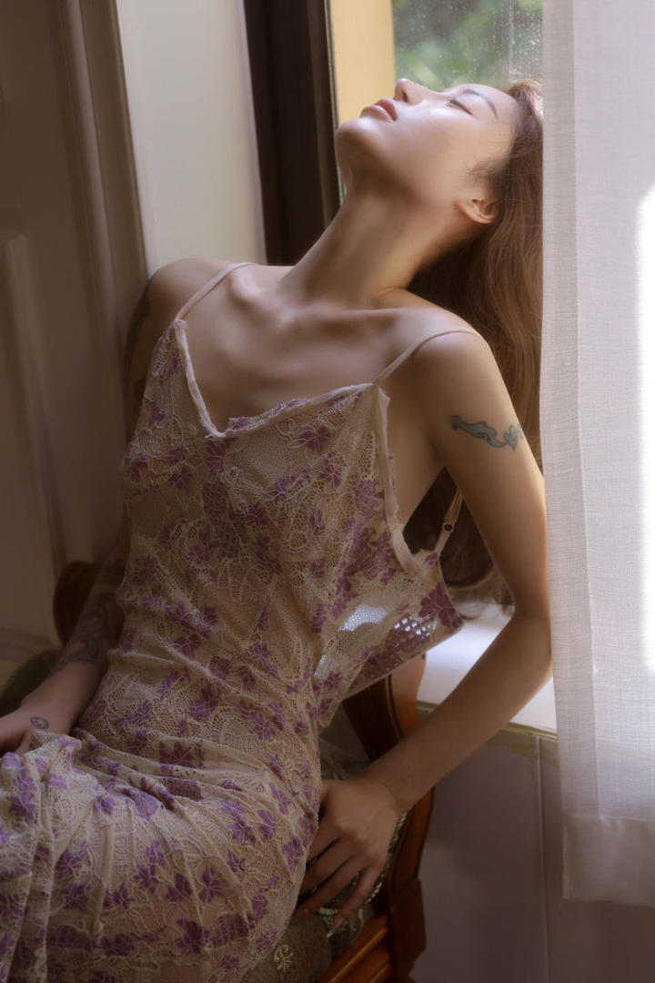超清吊带美女风情万种性感写真图片