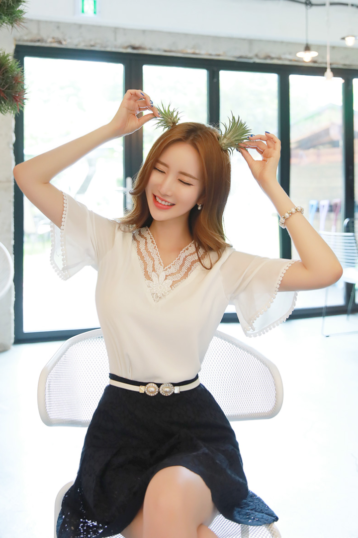 头上插着草的韩国美女李妍静图片