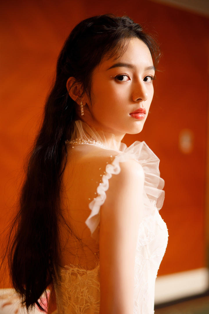 98年的漂亮美女明星周也侧脸写真图片