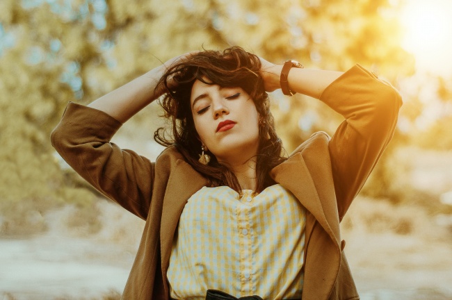 逆光唯美美女写真图片