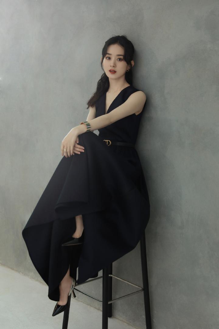 中国女明星赵丽颖性感深V长裙写真图片