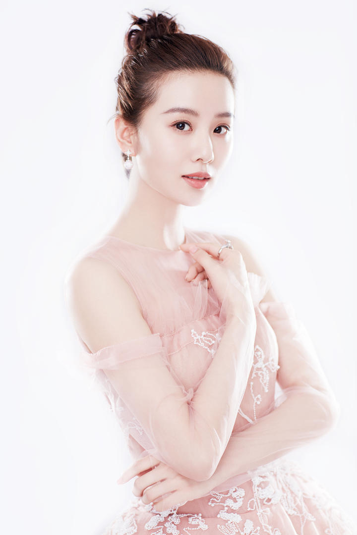 光滑肌肤的漂亮女明星刘诗诗个人摄影写真图片
