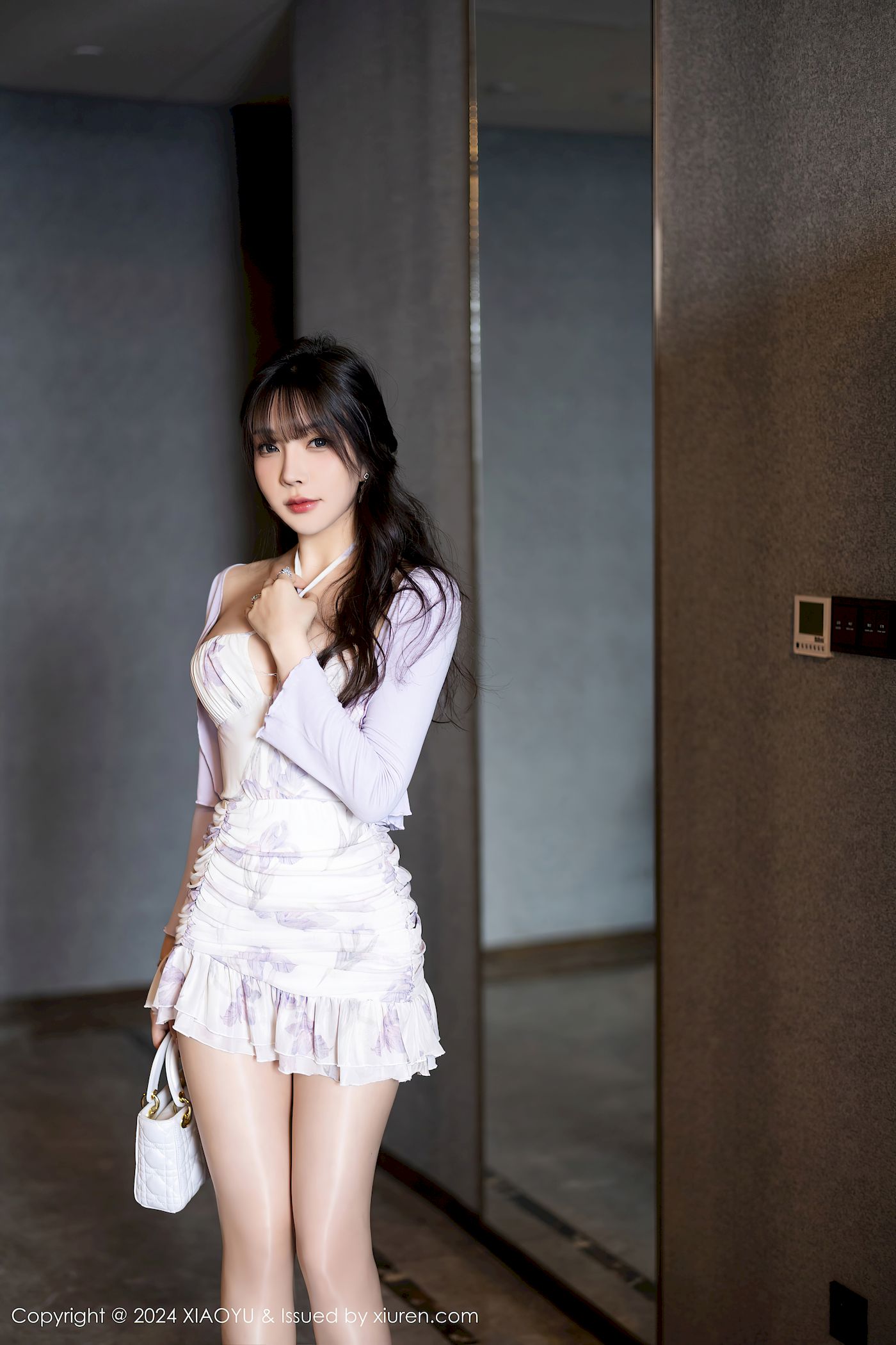 语画界女神徐莉芝Booty浅紫连衣裙搭配白色丝袜哈尔滨旅拍