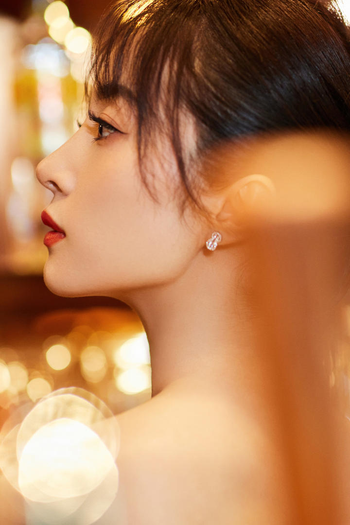 精致五官的中国漂亮美女明星胡冰卿侧脸图片