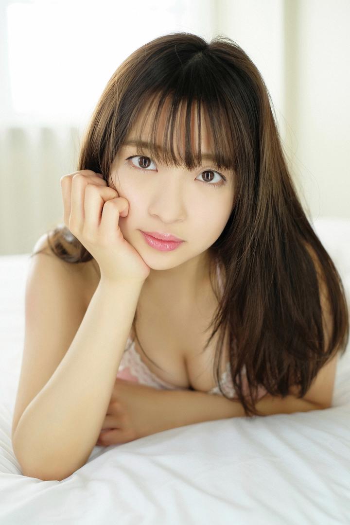 趴在床上的高清日本性感美女图片