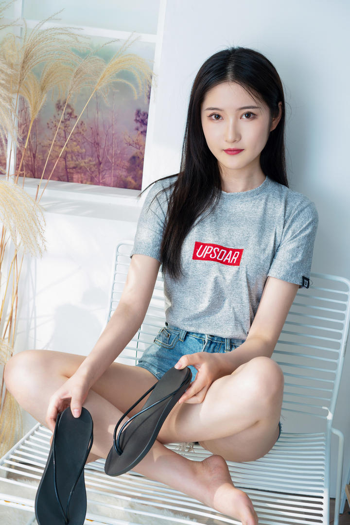 手里拿着拖鞋的清纯美女主播国内高清女生头像图片大全