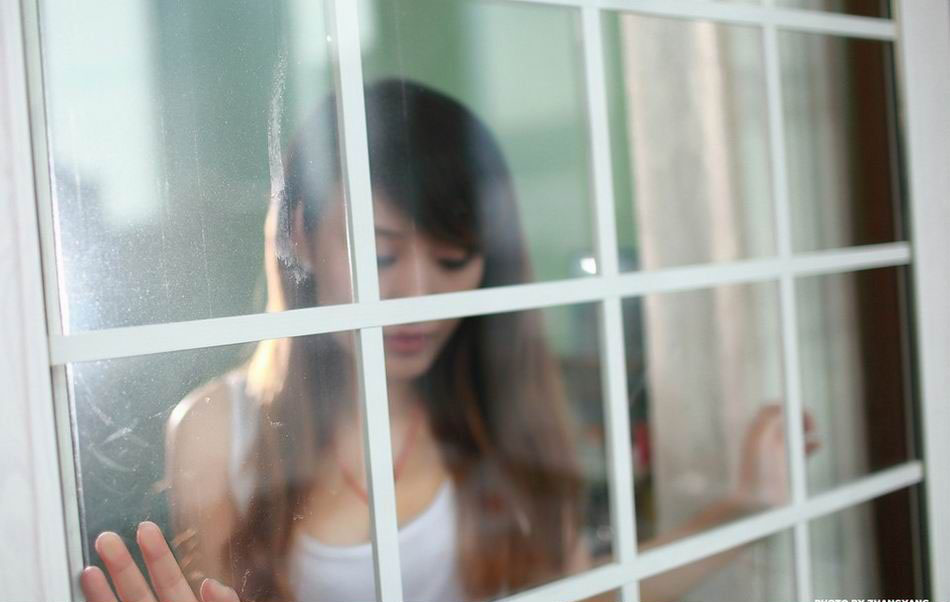 伤心的时候躲在房里哭