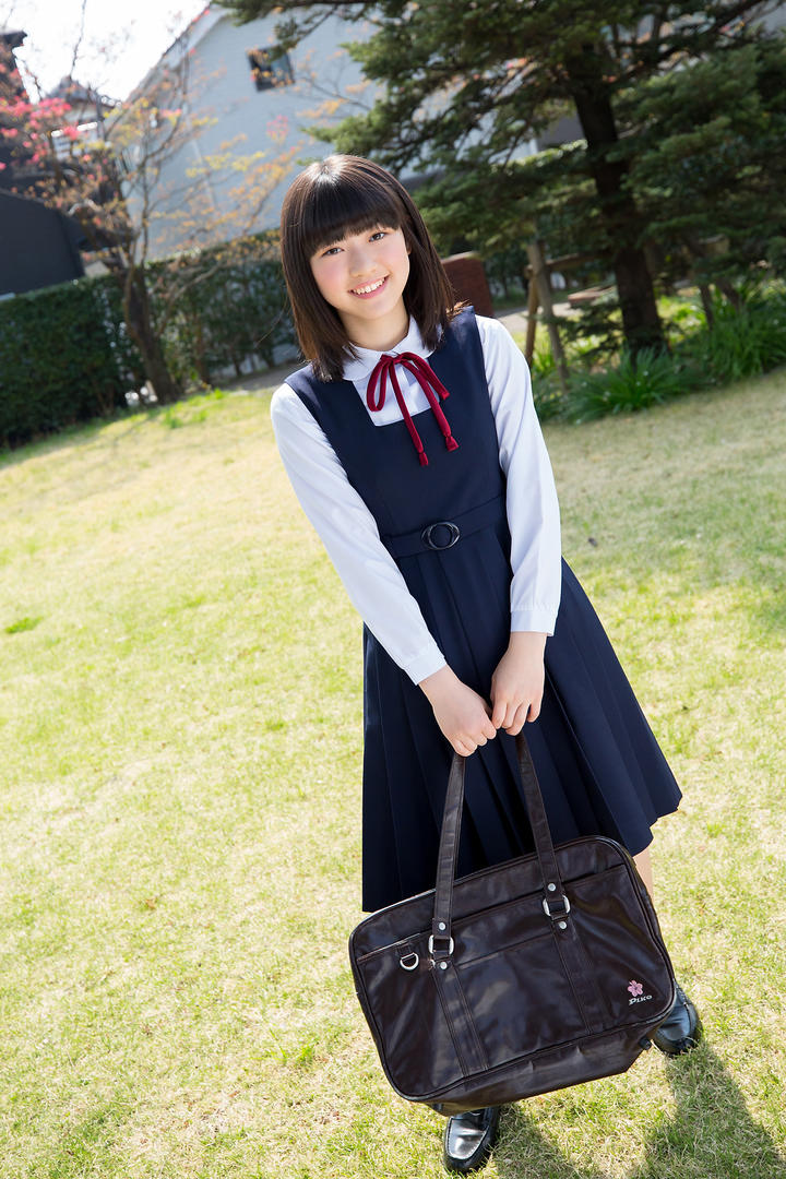 站在草地上的日本清纯美女学生写真图片