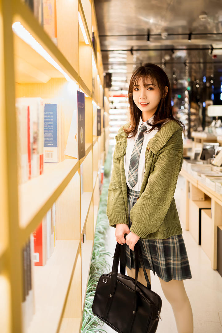 提着包包的果果清纯女生头像真人图片