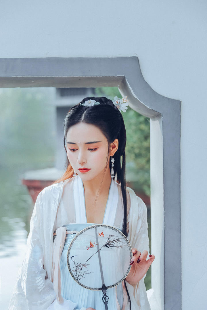 江南水乡气质古装美女图片