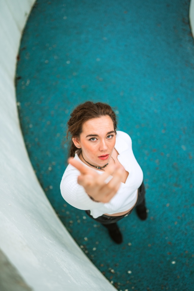 欧美白衬衫素颜美女图片