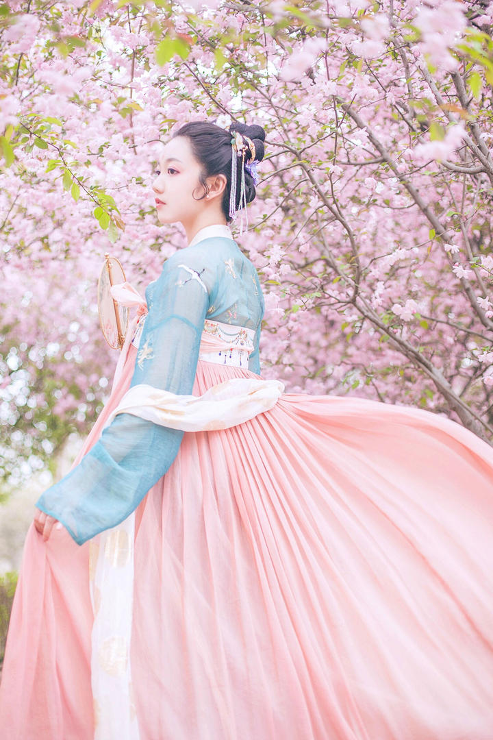 桃花林中的古装美女摄影图片