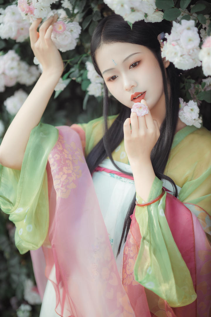 花丛中的美女古风头像女生图片大全