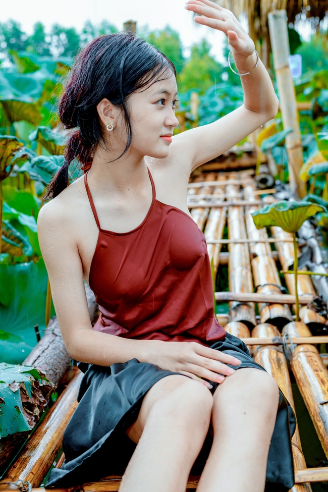 荷塘性感竹筏少女肚兜写真艺术摄影图片