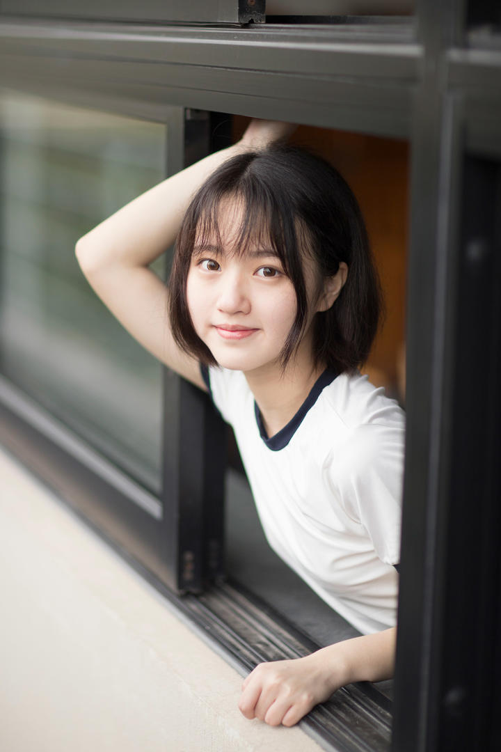 窗户里探出头的可爱短发发型女学生图片