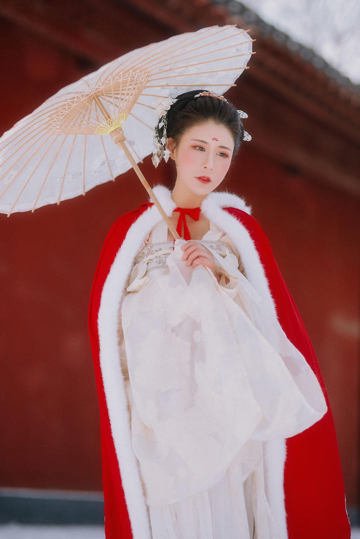撑着伞的高清古装美女图片