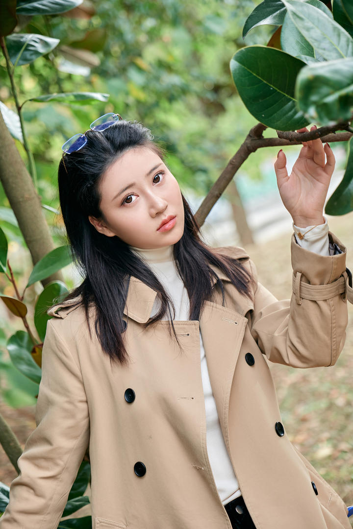 森林中的高颜值美女真人头像女生图片