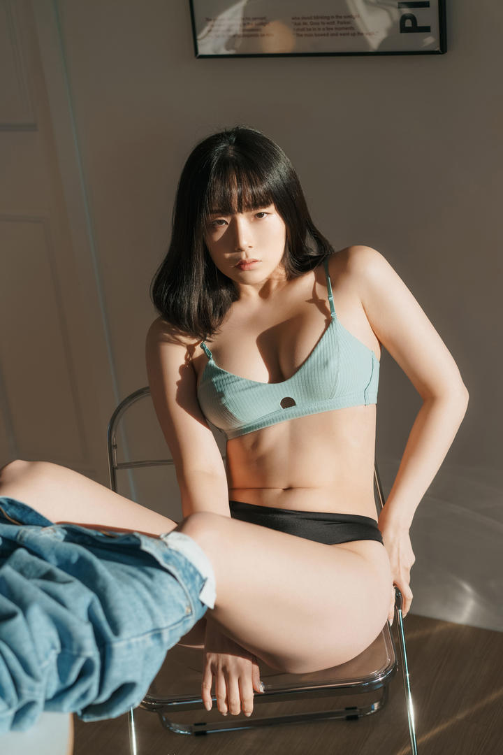 韩国首尔女孩弯腰褪下紧身牛仔裤，长腿曲线展露无遗图片