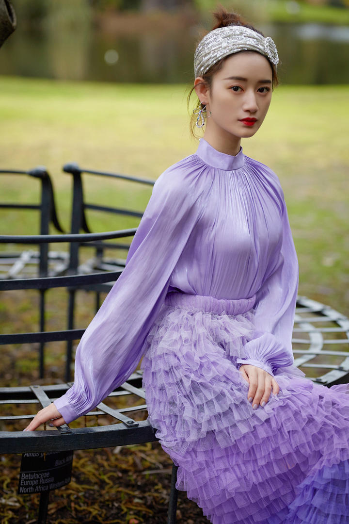 中国美女明星郭晓婷户外踏青写真图片