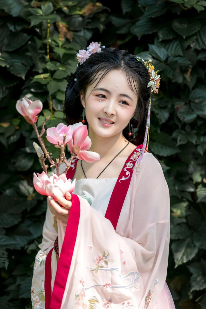 捧着鲜花的唯美古装美女写真图片