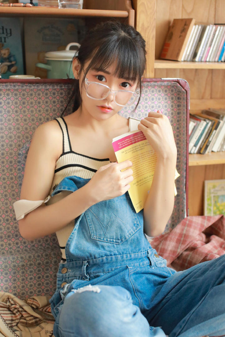 穿着背带裤的校花美女生活照