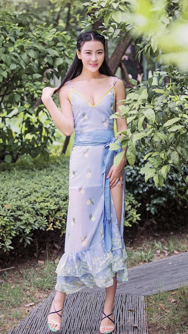穿着吊带长裙的高清清纯美女写真图片