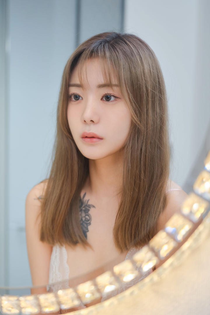 照镜子的韩国美女模特高清私房照流出