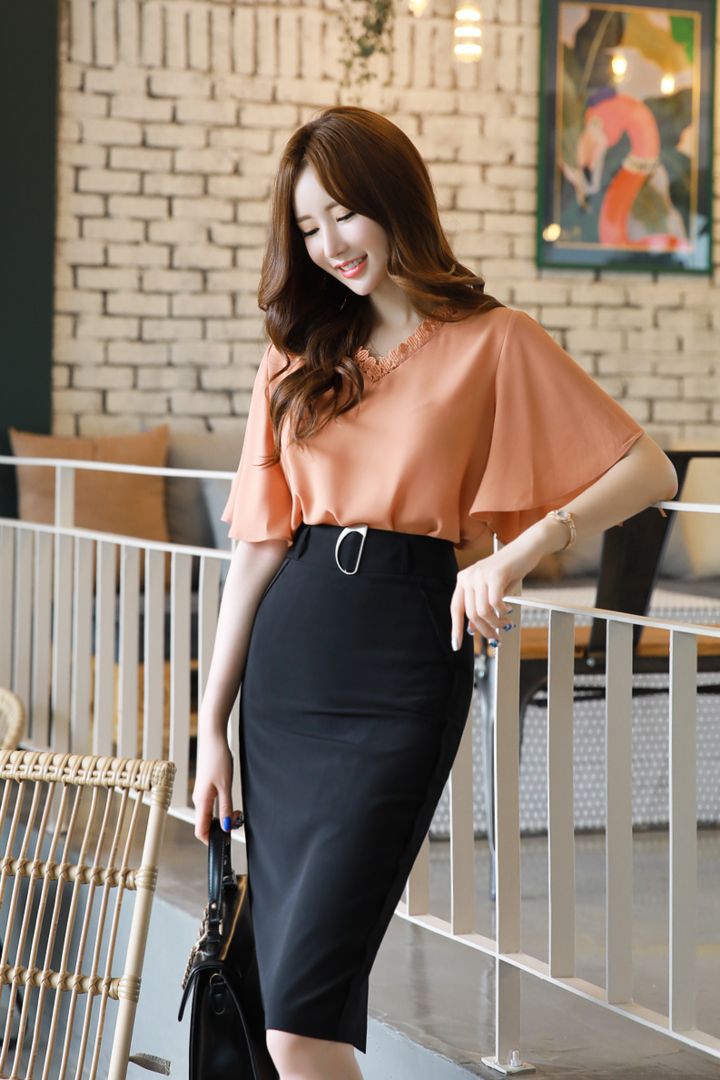 拿着包包的韩国美女李妍静图片