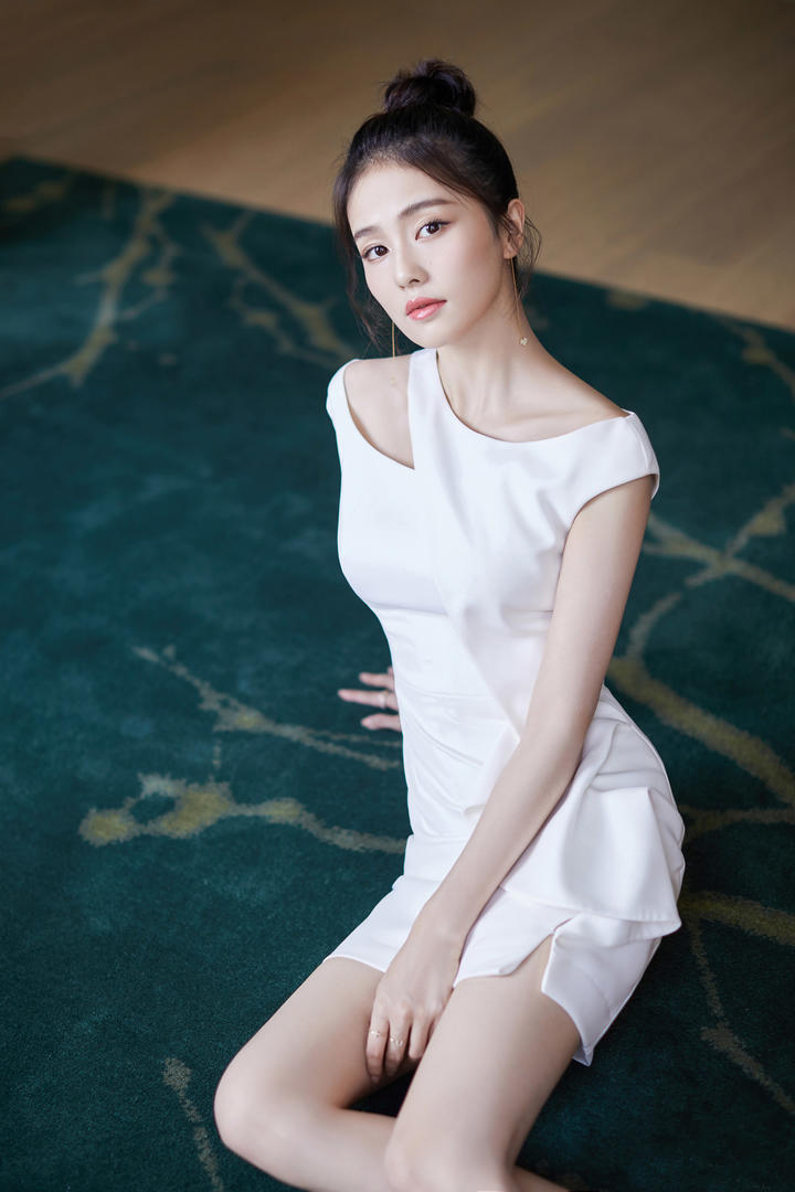 中国极品女明星白鹿优雅白色连衣裙壁纸图片大全