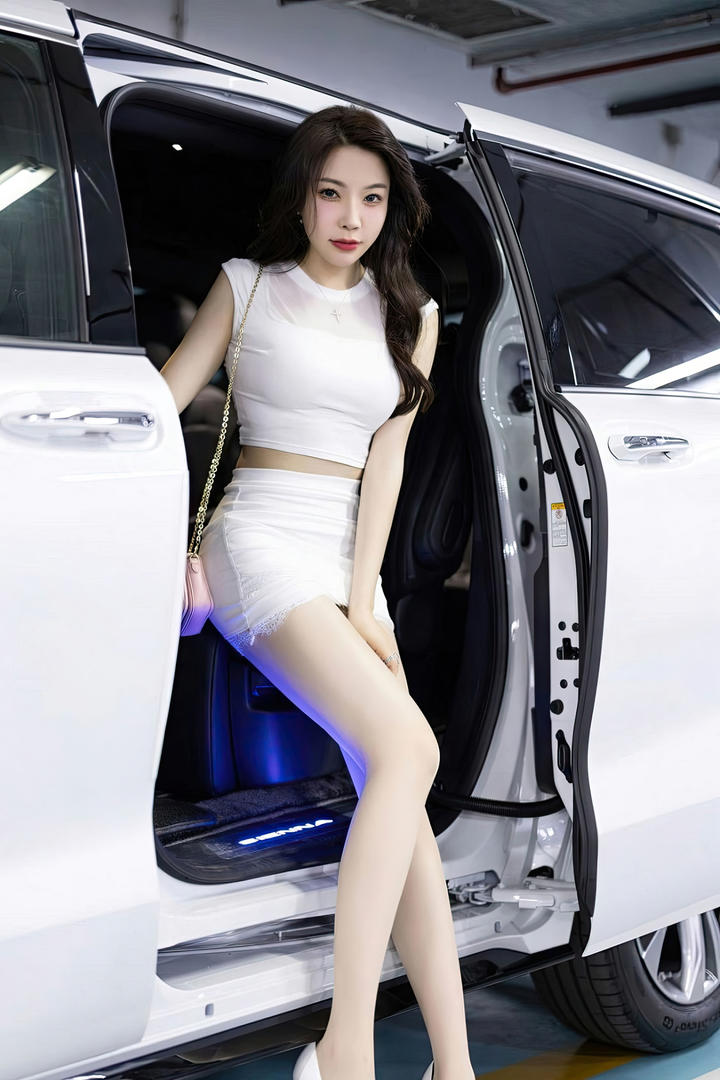 白皙美腿车模徐莉芝超短裙性感写真图片
