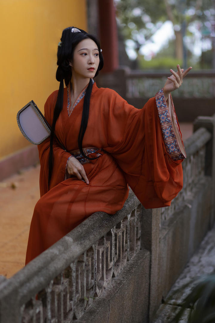 坐在栏杆上的古装美女高清艺术照