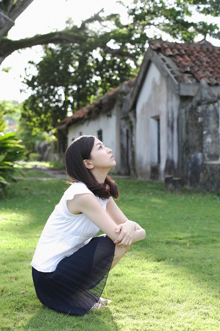 蹲在草地上的日本清纯素人美女图片