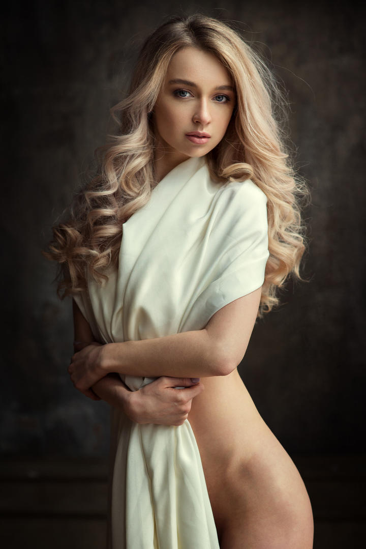 高清欧美卷发美女肖像写真图片