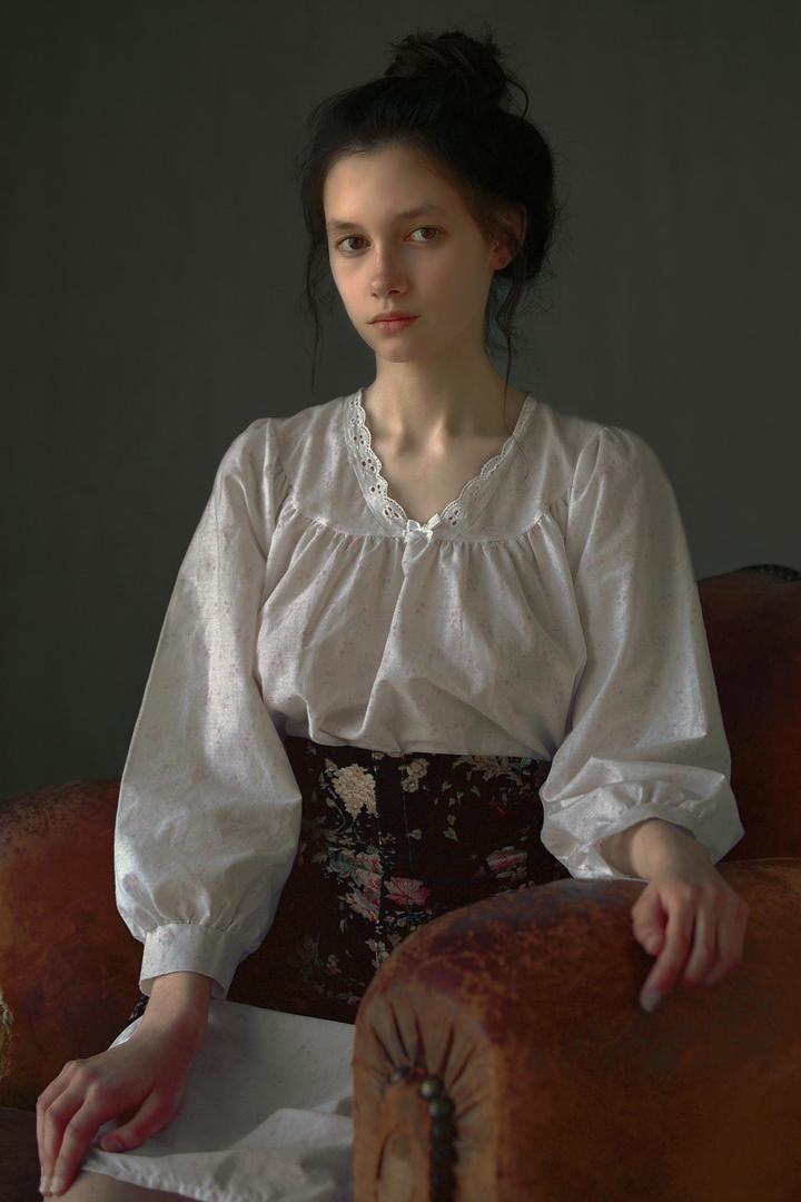 坐在沙发上的超清欧美女生写真图片