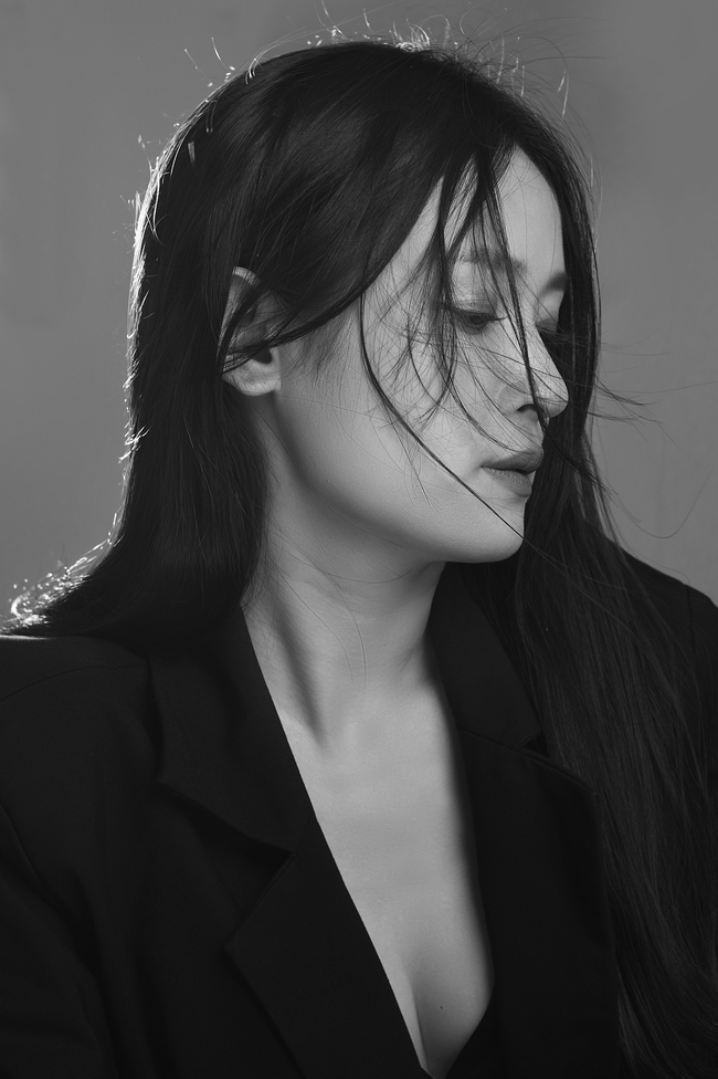 性感西装诱惑美女人体艺术黑白写真图片