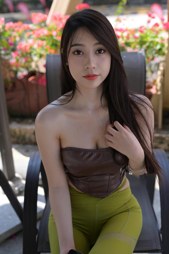 穿绿色鲨鱼裤的大眼睛美女高清街拍图片大全
