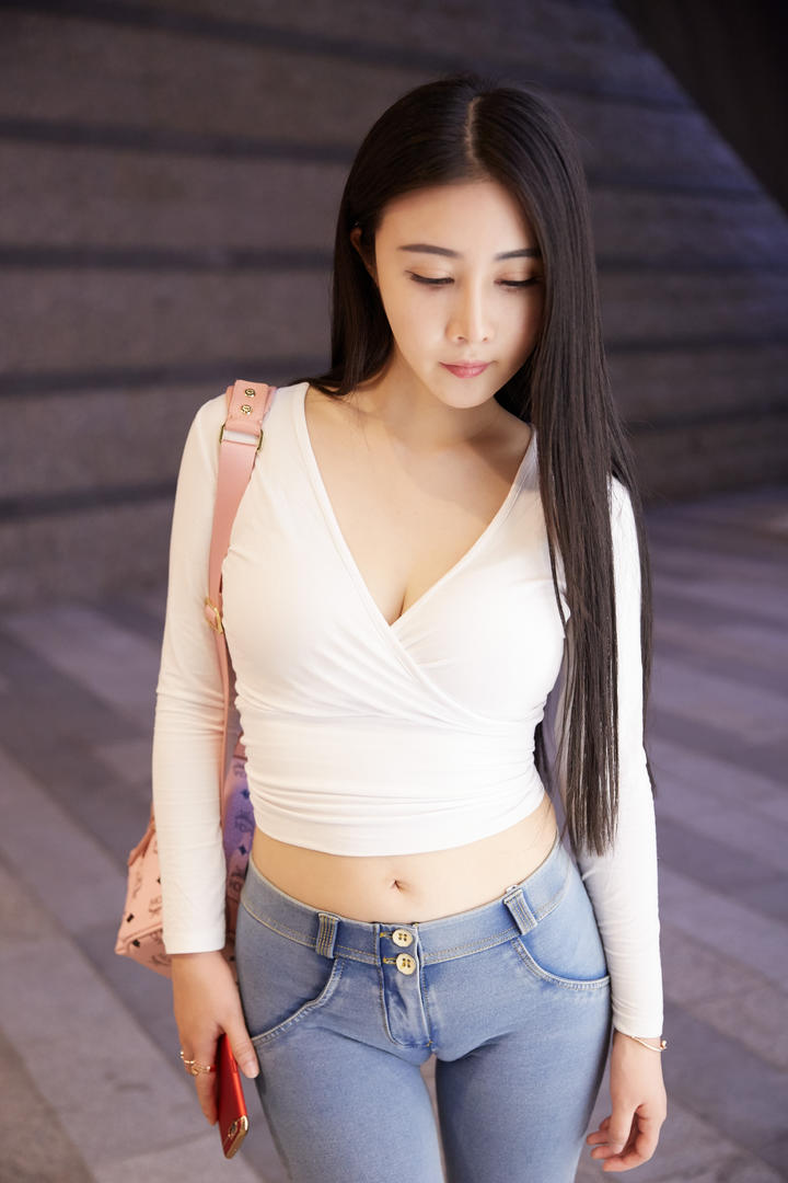 挎着包包的时尚气质美女图片