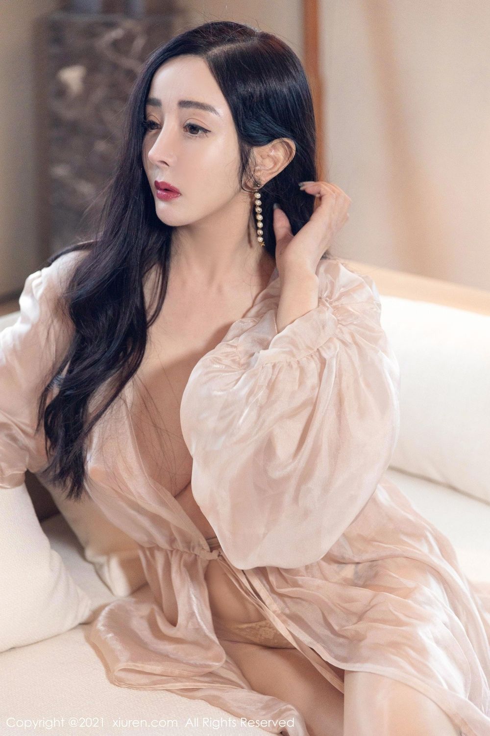 秀人网美女模特允薾丝袜美腿丰腴身材轻薄服饰成都旅拍