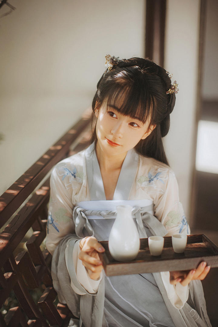 端茶古装美女图片高清