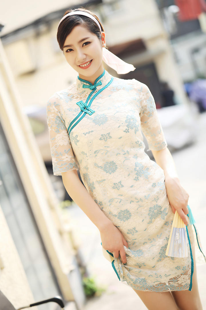 清纯漂亮气质旗袍美女方子萱街拍美女写真图片