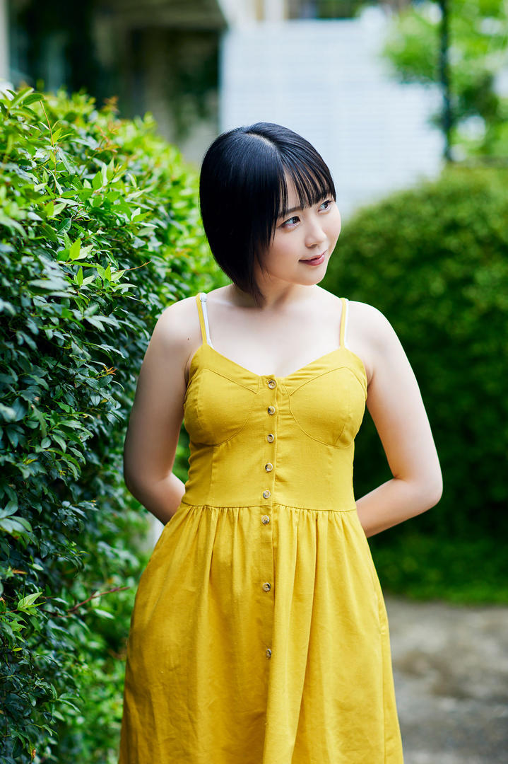 穿黄裙子的微胖日本短发美女高清人像艺术摄影图片