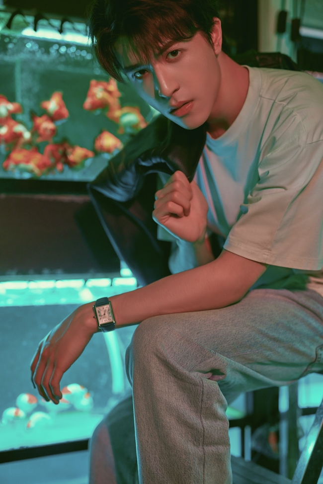 站在鱼缸旁的年轻小鲜肉帅哥图片