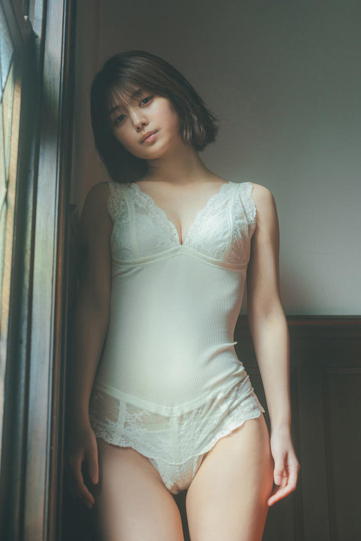 性感短发美女诱惑图片